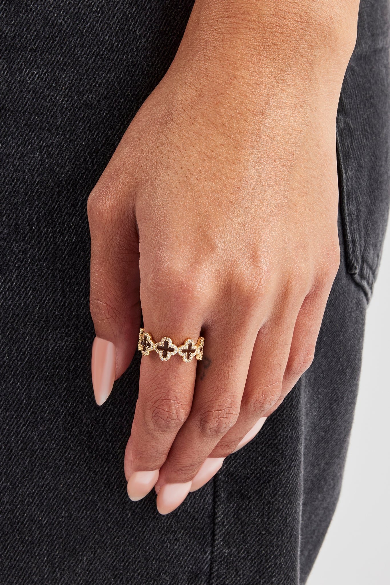 Schokoladenfarbener Emaille-Ring mit Verbindungsmotiv – 8 mm